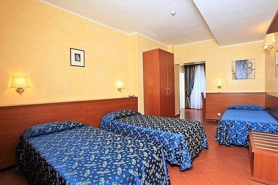 Junior Suite Triple vista Claustro Casa di Santa Francesca Romana Roma Junior Suite Triple vista Claustro Casa di Santa Francesca Romana Roma